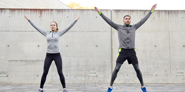 Workout op de werkvloer: jumping jacks